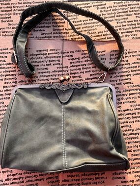 Vintage-Inspired Black Frame Shoulder Bag with Ornate Kiss Lock